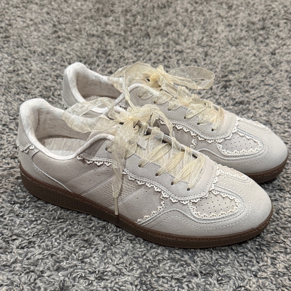 Cushionaire Women's Belinda Lace Detail Fashion
Sneakers